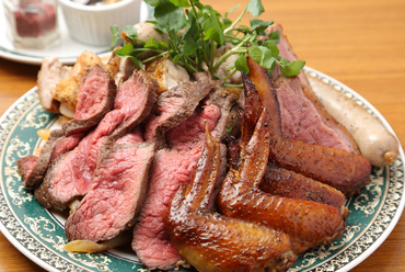 ビストロフラットカフェの名物メニュー!『男の肉盛り合わせ』1kg~ワイン片手に豪快にどうぞ!