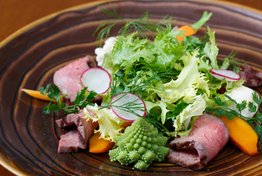 旨味が濃厚な肉をサラダ仕立てに 『熟成ビーフのタリアータ』