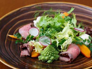 旨味が濃厚な肉をサラダ仕立てに 『熟成ビーフのタリアータ』