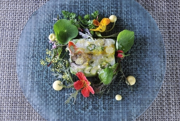 季節の美しさと美味しさが一皿に凝縮された『12種類の農園野菜のテリーヌ』