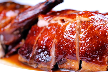 じっくり焼いた鴨肉を楽しむ名物!天津ダック