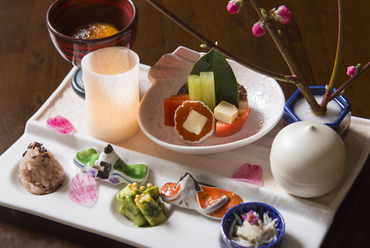 種類豊富な料理が盛り付けられた旬のおいしさあふれる『季節の前菜盛り合わせ』