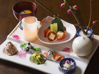 種類豊富な料理が盛り付けられた旬のおいしさあふれる『季節の前菜盛り合わせ』