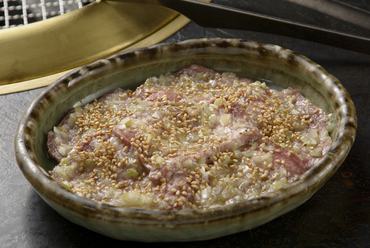 味の秘密は自家製たれにあり。あっさりとした塩味にねぎの風味が効いた自慢の一品『ねぎ塩牛タン』
