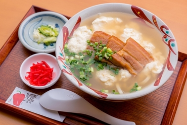 沖縄そばと三枚肉とのコラボ、深い味わいの『ゆしとうふそば』