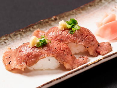 口の中でとろけていく贅沢なお肉、味わう程に至福のひと時を感じる『飛騨牛の握り』