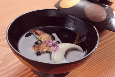 塩焼きの鮎が香ばしい『小鮎と白玉白瓜の椀物』