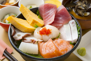 豊富な海の幸を豪華に、そしてさまざま種類を楽しめる『おまかせ海鮮丼』