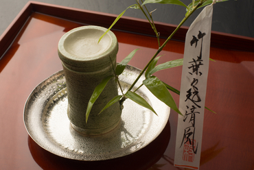 旬の味覚に加えて、器や演出にも季節感が薫る『先付』