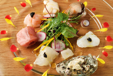 築地から直送の鮮魚を使った、ワクワクするような楽しい前菜