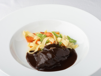 赤身肉を赤ワインだけで煮込んだ『牛ほほ肉の赤ワイン煮込み ブッフ・ブルギニオン』