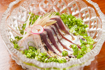 臭みがなく、さっぱり。はじめて出会う美味しさに感嘆『鰹の塩漬けタタキ』
