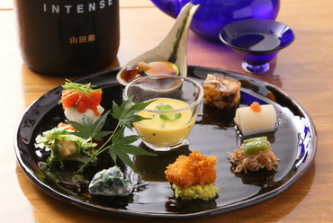 ひと皿の中で季節感を表現した『前菜』