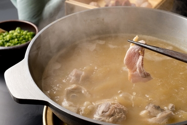 旨みたっぷりの鶏スープで煮込んだ『地鶏水炊き(骨付きぶつ切りもも肉)』