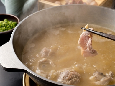 旨みたっぷりの鶏スープで煮込んだ『地鶏水炊き(骨付きぶつ切りもも肉)』