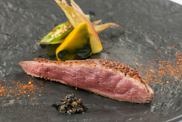 生胡椒ソースでいただく『青森県産バルバリー種鴨胸肉のロティ』