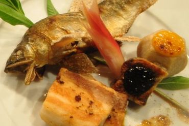 黒毛和牛と旬の焼き魚が味わえる夜の本格懐石。鯛だし茶漬けとデザート盛り合わせまで付いて8品6000円税込