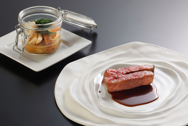 店内の桜を愛でながらお食事をお楽しみください