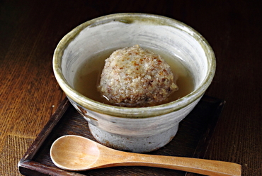 お米の衣にトロッとしたあんをかけて頂く『れんこんまんじゅう』