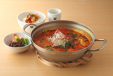 鶏と野菜を自家製味噌で煮た鍋、甘辛味の『春川ダッカルビ鍋』
