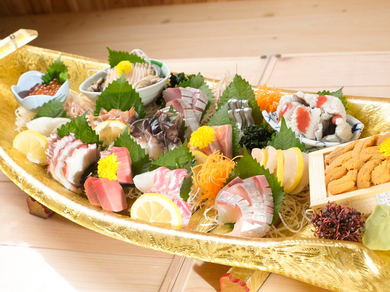 活魚など旬の魚をたっぷり盛り込んだ『豪華舟盛り』