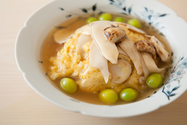 ふわりとした卵炒めに秋の味覚を代表する2つの香りを織り交ぜた『松茸の卵炒め』