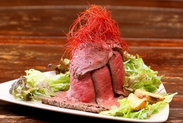 火山が大爆発!話題の『ローストビーフ丼レッドマウンテン』
