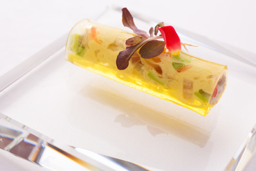 彩り豊かなアミューズ『広島産ワタリガニのカネロニ』 ※コース料理の一例