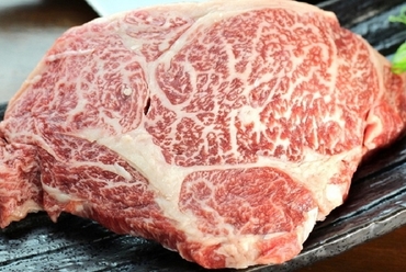平日限定、1組1人前限定のステーキフェア。美味しい脂がしたたり落ちる、大人気の『和牛リブロース』