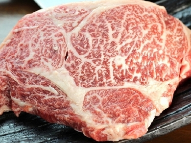 平日限定、1組1人前限定のステーキフェア。美味しい脂がしたたり落ちる、大人気の『和牛リブロース』