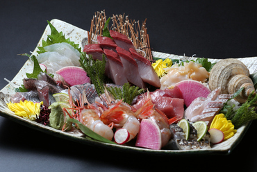 旬の地魚の美味しさを心ゆくまで堪能する『本日のお造り・盛り合わせ』