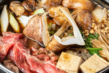 丹波の牛と野菜をシンプルに味わえる『三田牛すきやき 3900円コース』