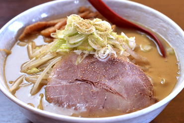 店主こだわりの北海道産ちぢれ麺と、濃厚味噌が織りなす『味噌ラーメン(150g)』