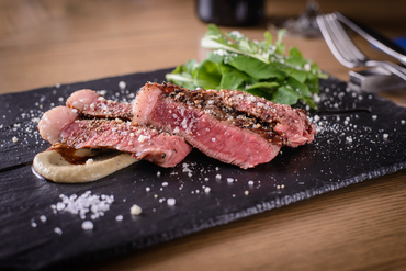 『白老牛ランプ肉の黒こしょうグリルルッコラサラダ添え』