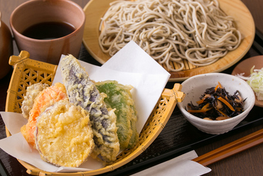 近くの農家の新鮮な野菜を使った人気の『もり天』