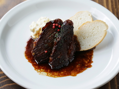 ほろ苦さがやみつきになる『もりおか短角牛の黒ビール煮込み ドイツパン添え』