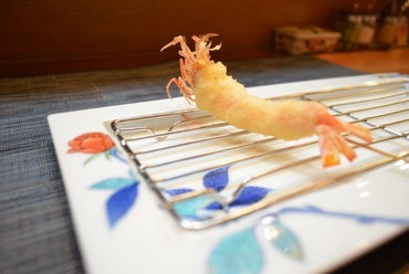 直前まで水槽を泳いでいる海老を使った串揚げ『才巻エビ』