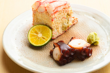 素材の旨味を堪能できる『毛蟹 タコ桜煮』