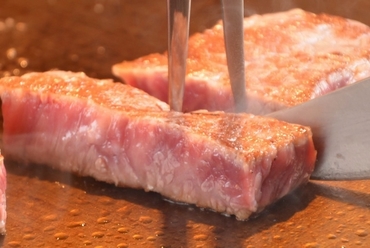 このボリューム感がうれしい『厚切り牛タンのステーキ』~フルール・ド・セルと柚子胡椒で~