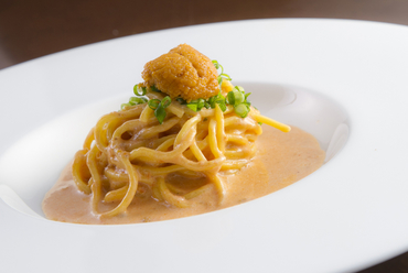 クリーミーなウニとトマトの濃厚ソースが秀逸『ウニのトマトクリームソースパスタ 手打ち麺タリオリーニ』