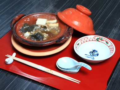 あっさりしているのに旨みたっぷり。関西地方の伝統的な鍋料理『丸鍋(すっぽん)』