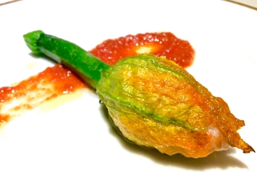 肉団子を詰めた花ズッキーニのソテー