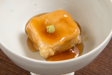 手間暇かけてつくった胡麻豆腐と葛あんの程よいとろみ『利休揚げ』