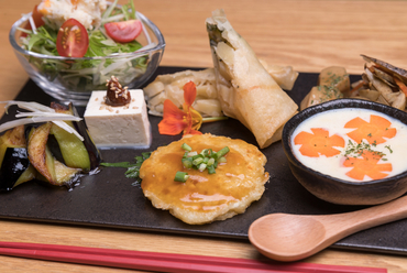 全てのメニューに野菜がたっぷりと入った人気のランチ『スペシャルベジランチプレート』