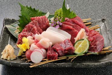 様々な部位を食べ比べして楽しめる『馬刺し盛合せ 7種』