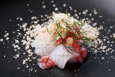 食材の組み合わせは無限大。季節の前菜『イカ・いちご』