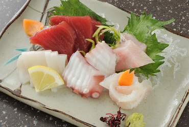 厳選鮮魚を存分に味わえる『お造り盛り合わせ』