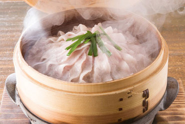 素材の旨味がギュッと詰まった『やんばる島豚あぐ~バラ肉の瞬間泡盛蒸し』