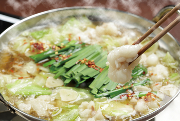 【信長】秘伝のスープをじっくりと味わう、看板メニュー『もつ鍋(一人前)醤油』