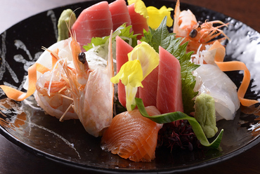 その季節にしか味わうことのできない新鮮な魚介類を堪能できる『お造り盛り合わせ』